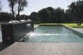 Ein Schwimmbecken im Garten